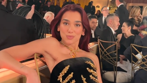 Η Dua Lipa πασχίζει να καθίσει με το στενό φόρεμά της, στις Χρυσές Σφαίρες