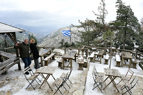 Στιγμιότυπα από τη χιονισμένη Πάρνηθα