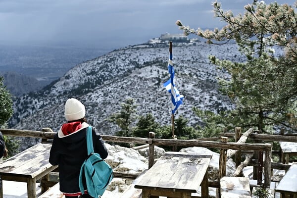 Στιγμιότυπα από τη χιονισμένη Πάρνηθα