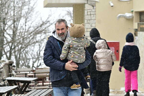 Στιγμιότυπα από τη χιονισμένη Πάρνηθα