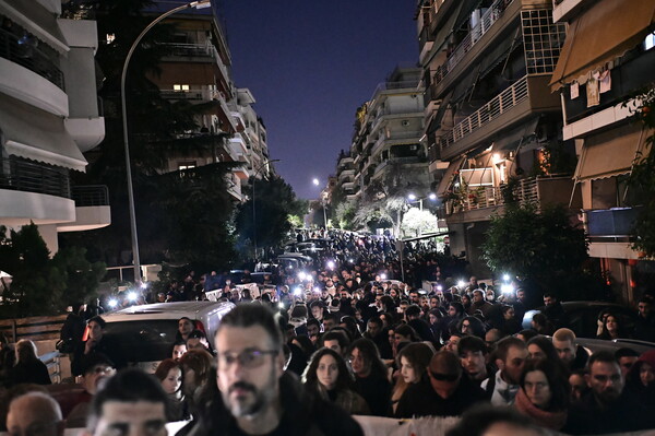 Πλήθος κόσμου σε συγκέντρωση συμπαράστασηςέξω από το σπίτι της Ιωάννας Κολοβού