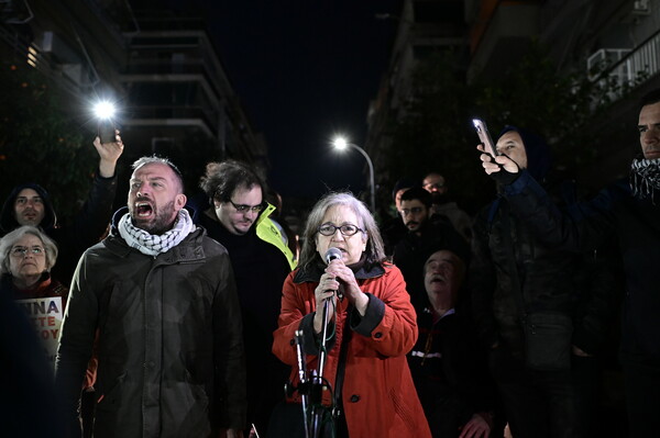 Πλήθος κόσμου σε συγκέντρωση συμπαράστασηςέξω από το σπίτι της Ιωάννας Κολοβού