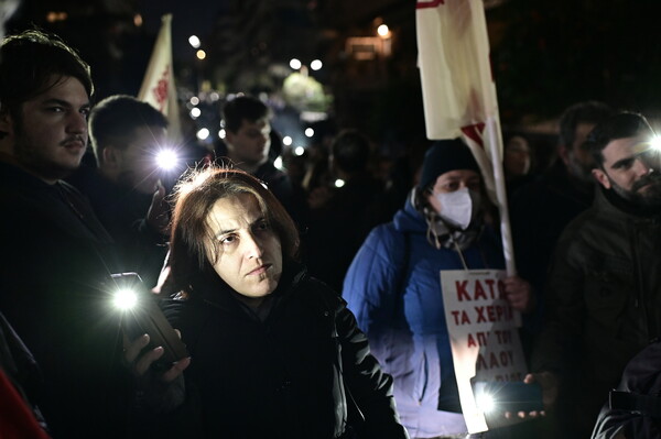 Πλήθος κόσμου σε συγκέντρωση συμπαράστασηςέξω από το σπίτι της Ιωάννας Κολοβού