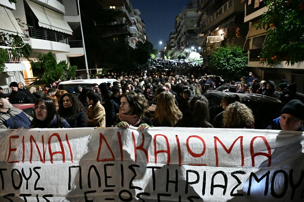 Πλήθος κόσμου σε συγκέντρωση συμπαράστασηςέξω από το σπίτι της Ιωάννας Κολοβού