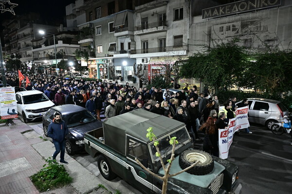 Πλήθος κόσμου σε συγκέντρωση συμπαράστασηςέξω από το σπίτι της Ιωάννας Κολοβού