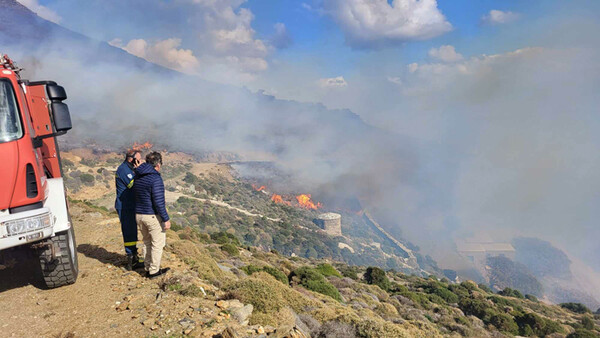 Φωτιά στην Άνδρο- Στη μάχη και εναέρια μέσα