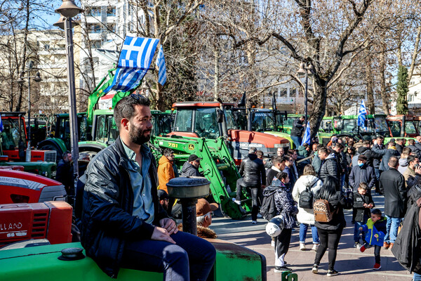 Λάρισα: Με τρακτέρ και μηχανήματα στο κέντρο της πόλης οι αγρότες