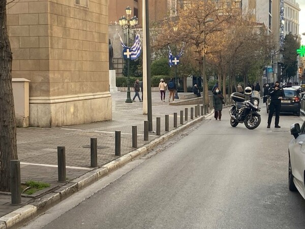 Έκλεισε η οδός Μητροπόλεως στο Σύνταγμα- Ύποπτο αντικείμενο