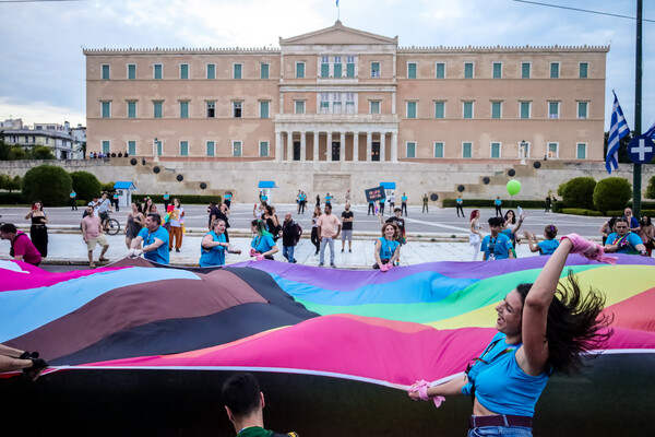 Κατατέθηκε στη Βουλή το νομοσχέδιο για τα ομόφυλα ζευγάρια