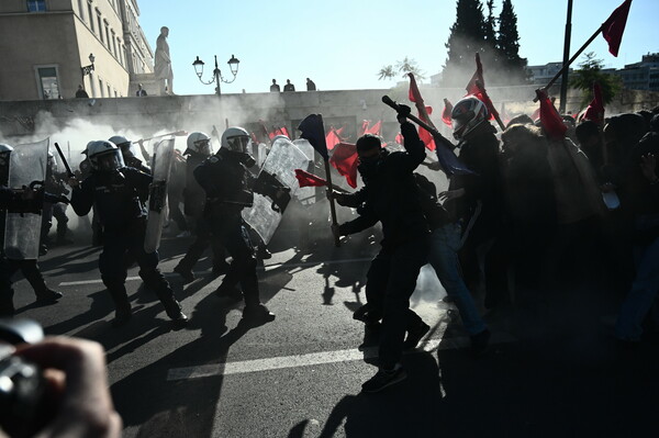 Επεισόδια στο πανεκπαιδευτικό συλλαλητήριο στο κέντρο της Αθήνας