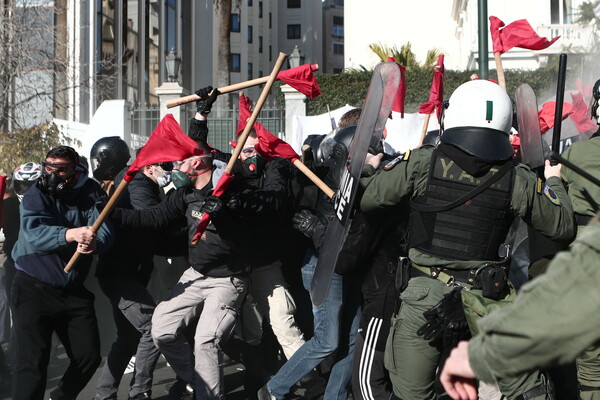 Επεισόδια στο πανεκπαιδευτικό συλλαλητήριο στο κέντρο της Αθήνας