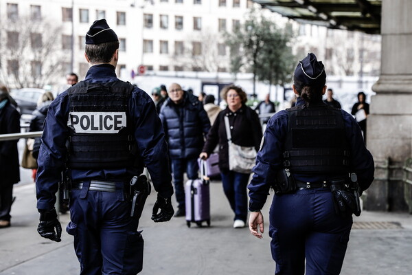 Η επίθεση με μαχαίρι στο Παρίσι δεν θεωρείται τρομοκρατική ενέργεια, λέει η αστυνομία