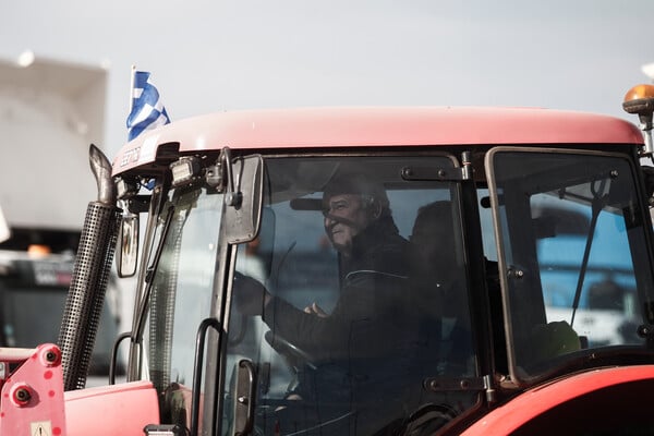 Επέστρεψαν στο μπλόκο των Νέων Μουδανιών οι αγρότες από τη Χαλκιδική