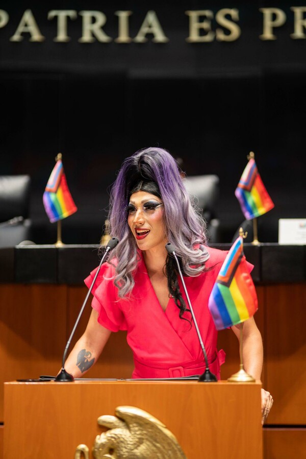 Η drag queen Amanda από το Μεξικό γράφει ιστορία με τη δική της ειδησεογραφική εκπομπή