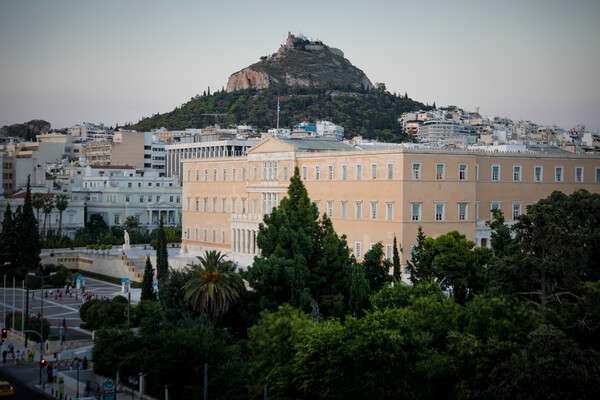 Γάμος ομόφυλων ζευγαριών: Ευρύτατη πλειοψηφία εξασφάλισε το νομοσχέδιο