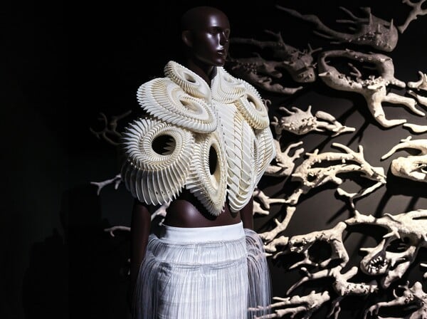 Iris van Herpen: Σμιλεύοντας τις αισθήσεις