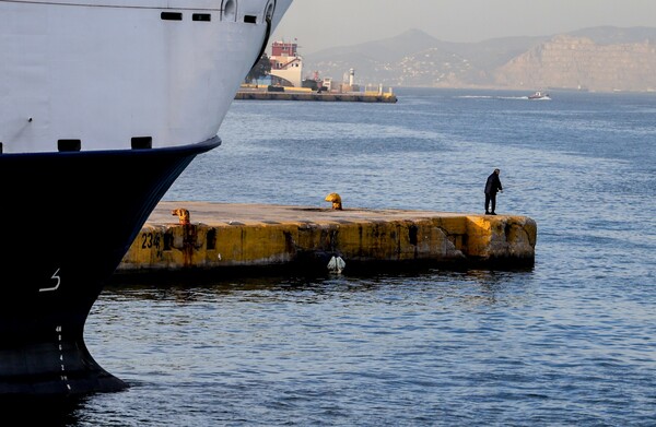 Βρέθηκε αυτοκίνητο μέσα στο λιμάνι του Πειραιά