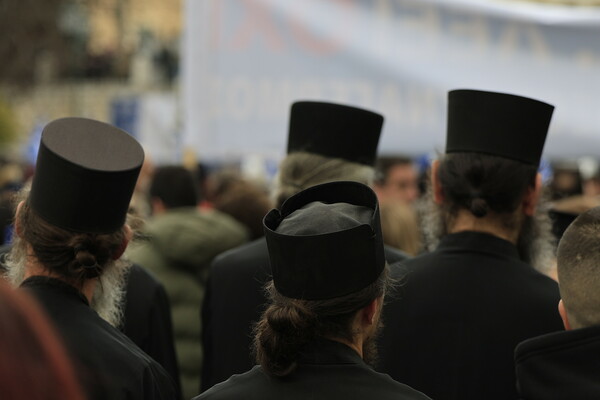 Συγκέντρωση στο Σύνταγμα κατά του γάμου των ομόφυλων ζευγαριών: Σταυροί, εικόνες και σημαίες