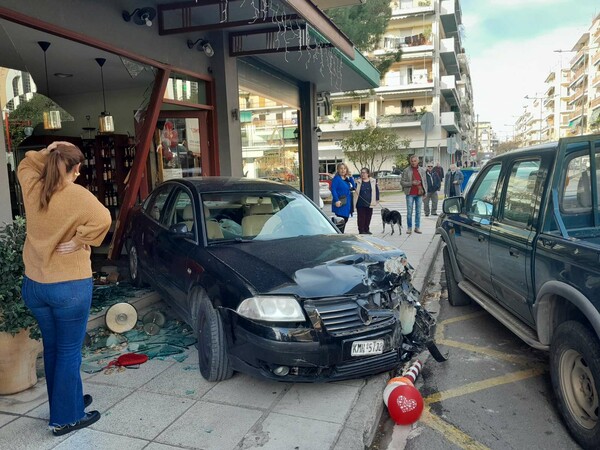 Τρελή πορεία αυτοκινήτου στην Καλαμάτα: Παρκαρισμένο κατέληξε μέσα σε ζαχαροπλαστείο