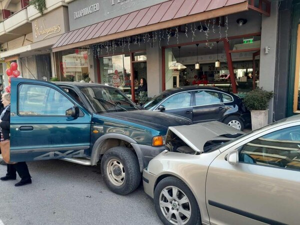 Τρελή πορεία αυτοκινήτου στην Καλαμάτα: Παρκαρισμένο κατέληξε μέσα σε ζαχαροπλαστείο