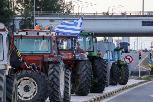 Αγρότες απέκλεισαν το κτήριο της περιφέρειας Δυτικής Μακεδονίας- Και το τελωνείο Καστοριάς