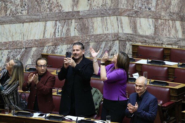 Χαμόγελα, χειροκροτήματα και δάκρυα συγκίνησης μετά την υπερψήφιση του νομοσχεδίου