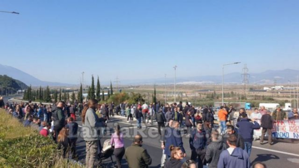 Αγρότες: Στα δύο κομμένη η χώρα - Εκατοντάδες οχήματα εγκλωβισμένα σε μπλόκο 