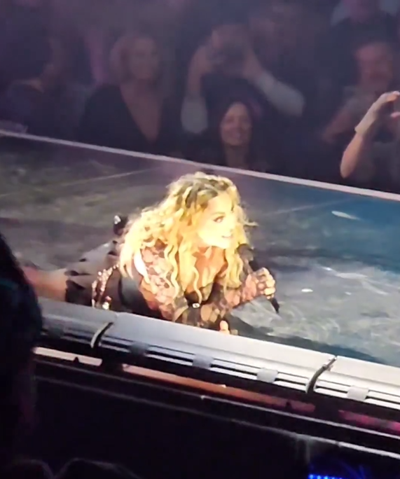 Madonna: Η στιγμή που πέφτει από καρέκλα στη σκηνή, την ώρα συναυλίας