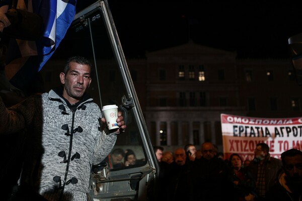 Με κόρνες, μουσικές και ελληνικές σημαίες ξεκίνησε το αγροτικό συλλαλητήριο στο Σύνταγμα