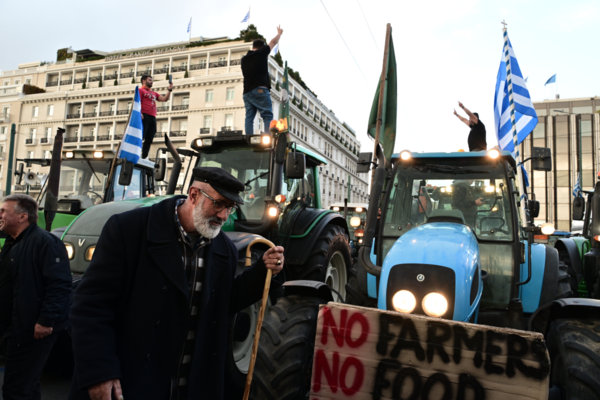 Αγρότες και τρακτέρ «πλημμύρισαν» το Σύνταγμα