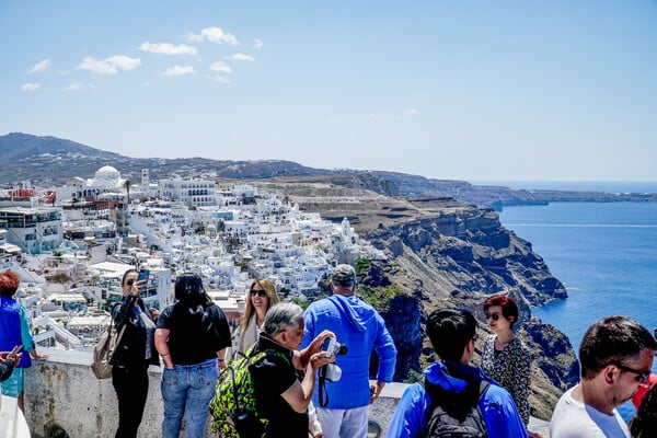 Έσπασαν όλα τα ρεκόρ: Πάνω από 32 εκατ. τουρίστες το 2023 στην Ελλάδα