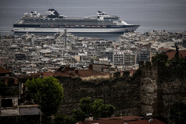 Έσπασαν όλα τα ρεκόρ: Πάνω από 32 εκατ. τουρίστες το 2023 στην Ελλάδα