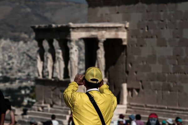 Έσπασαν όλα τα ρεκόρ: Πάνω από 32 εκατ. τουρίστες το 2023 στην Ελλάδα