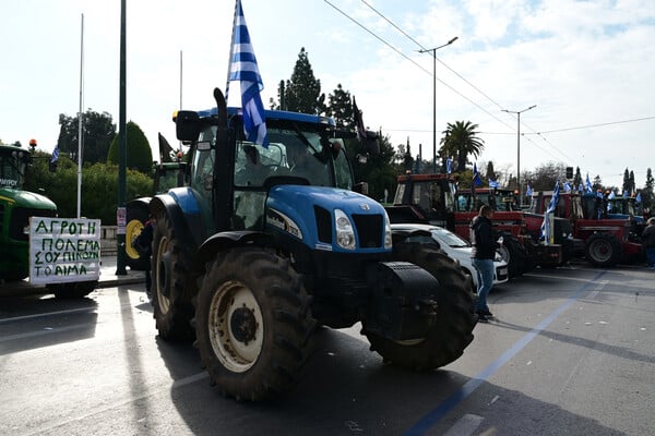 Αναχωρούν οι αγρότες από το Σύνταγμα