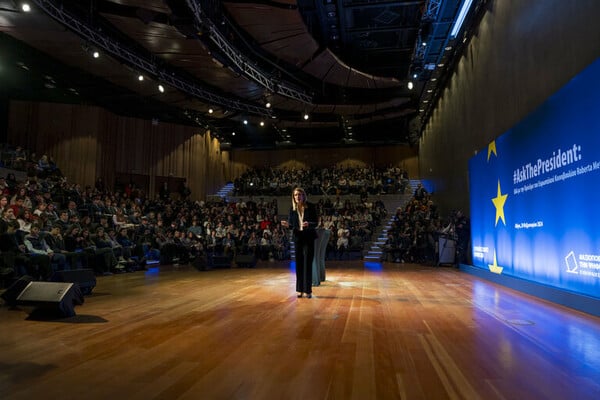 Ρομπέρτα Μέτσολα προς τους νέους: Ψηφίστε, αν δεν το κάνετε εσείς, άλλοι θα ψηφίσουν για εσάς