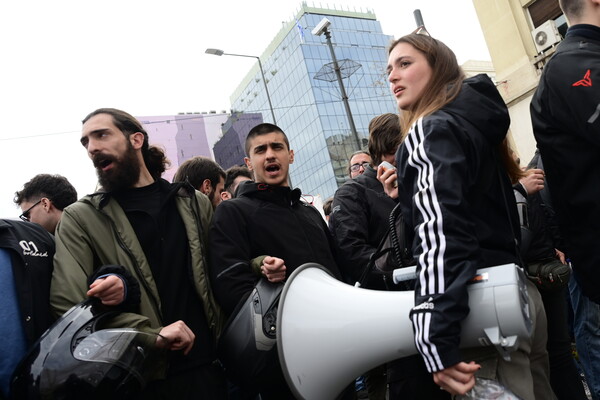 Υπό πολιορκία το κέντρο της Αθήνας- Πανεκπαιδευτικό, μελισσοκόμοι και υγειονομικοί στους δρόμους