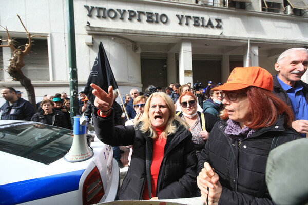 Υπό πολιορκία το κέντρο της Αθήνας- Πανεκπαιδευτικό, μελισσοκόμοι και υγειονομικοί στους δρόμους