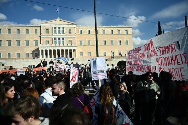 Μελισσοκόμοι και φοιτητές μαζί μπροστά από τη Βουλή