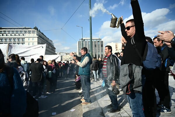 Μελισσοκόμοι και φοιτητές μαζί μπροστά από τη Βουλή