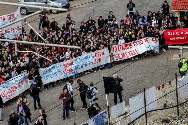 «Δε θα σας ξεχάσουμε»: Πλήθος φοιτητών στον τόπο της τραγωδίας στα Τέμπη