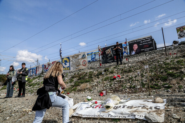 «Δε θα σας ξεχάσουμε»: Πλήθος φοιτητών στον τόπο της τραγωδίας στα Τέμπη