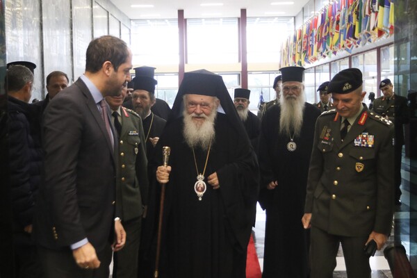 Ο αρχιεπίσκοπος Ιερώνυμος επίτιμος διδάκτωρ της Σχολής Ευελπίδων