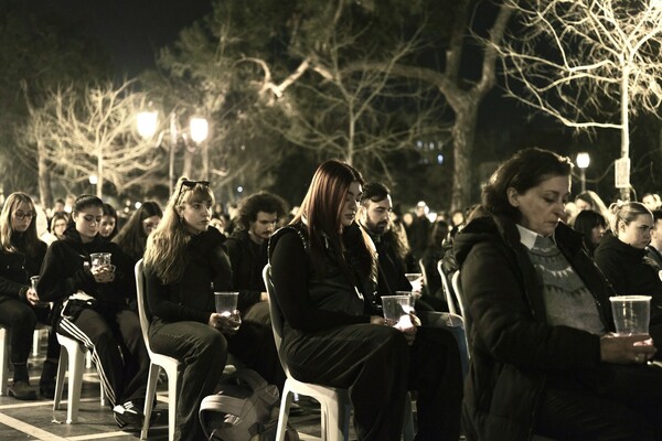 Οι 57 καρέκλες στη μνήμη των θυμάτων των Τεμπών στη Θεσσαλονίκη