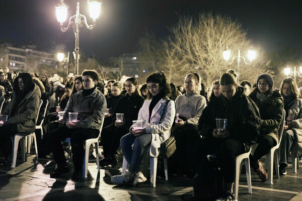 Οι 57 καρέκλες στη μνήμη των θυμάτων των Τεμπών στη Θεσσαλονίκη