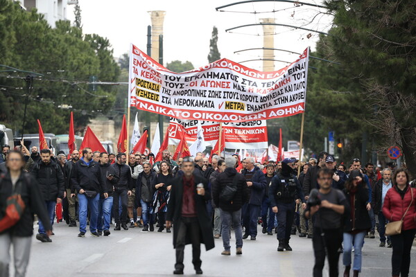 Απεργία- Τέμπη: Στα γραφεία της Hellenic train κατευθύνεται η πορεία- Επεισόδια με μολότοφ έξω από τη Βουλή