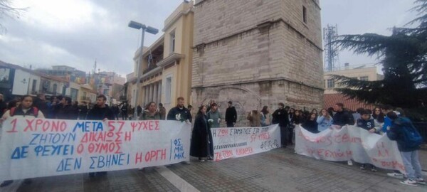 Τέμπη: Χτύπησαν οι πρώτες καμπάνες για τους 57 νεκρούς- Μνημόσυνο στον τόπο του σιδηροδρομικού δυστυχήματος