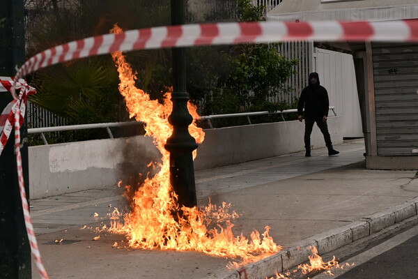 Απεργία-Τέμπη: Εικόνες από τα επεισόδια σε Αθήνα και Θεσσαλονίκη