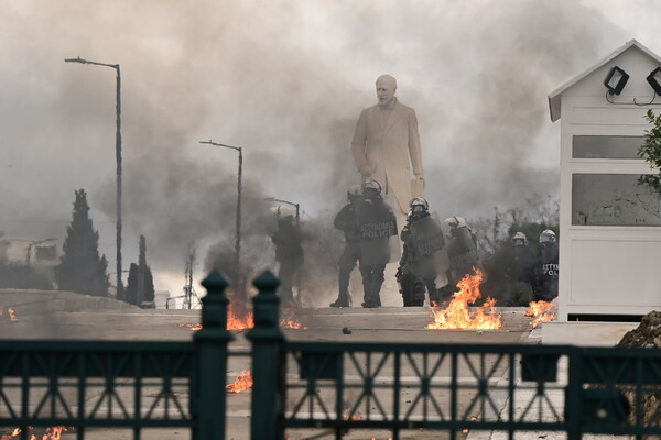 Απεργία-Τέμπη: Εικόνες από τα επεισόδια σε Αθήνα και Θεσσαλονίκη