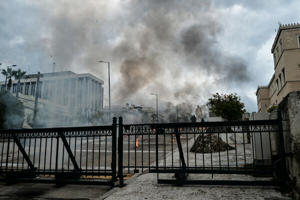 Απεργία-Τέμπη: Εικόνες από τα επεισόδια σε Αθήνα και Θεσσαλονίκη