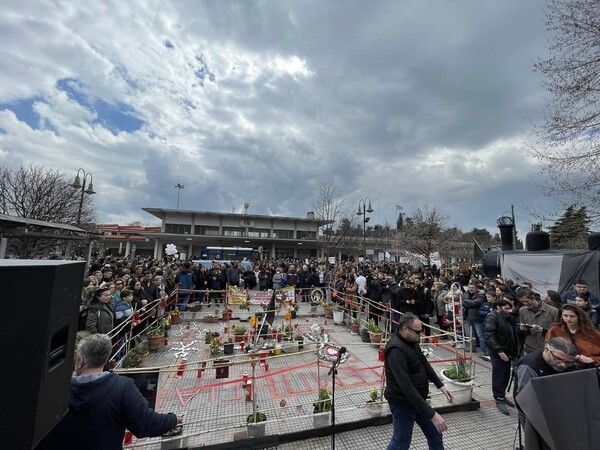 Τέμπη: Συγκίνηση στην πλατεία του ΟΣΕ στη Λάρισα- Μνημείο για τα 57 θύματα